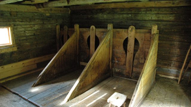 Fjøs fra Kålabakken under Dvergsten. Enkelt interiør i et husmannsfjøs – Foto: Randsfjordmuseene AS Innsiden av fjøs med plass til kyr