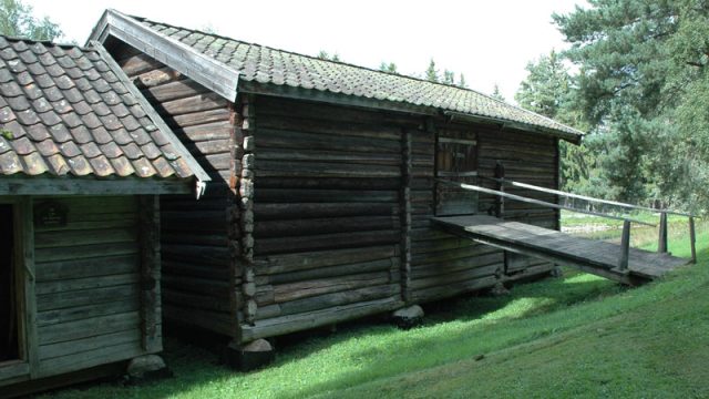 Låve fra Lure under Klæstad. Låven fra plassen Lure under Klæstad i Gran er i dag en del av husmannsplassen på Hadeland Folkemuseum – Foto: Randsfjordmuseene AS Låve med låvebru ved bakke