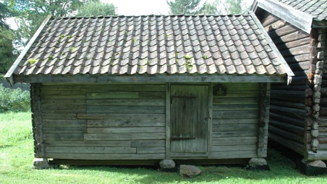 Fjøs fra Kålabakken under Dvergsten. Fjøset fra plassen Kålabakken under Dvergsten i Gran er i dag en del av husmannsplassen på Hadeland Folkemuseum – Foto: Randsfjordmuseene AS Skur ved hus