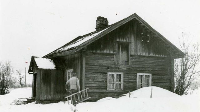 Plassen Kraagsrud i Lunner – Foto: Randsfjordmuseene AS Mann med stige på vei til hus
