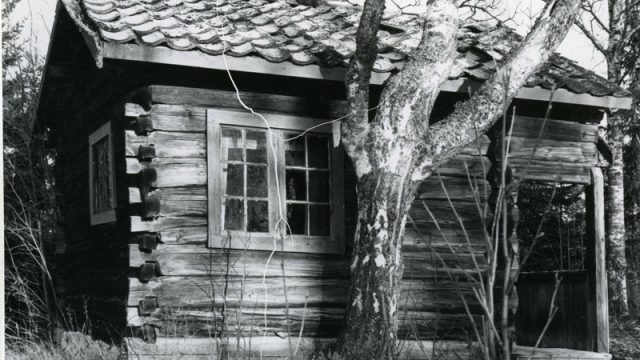 Kjerstistua i Jevnaker, 1981 – Foto: Randsfjordmuseene AS Lite hus med tre foran