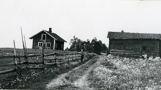 Plassen Lure under Klæstad i Gran – Fotograf: Per Hvamstad, Foto: Randsfjordmuseene AS Småbruk med hus i distansen