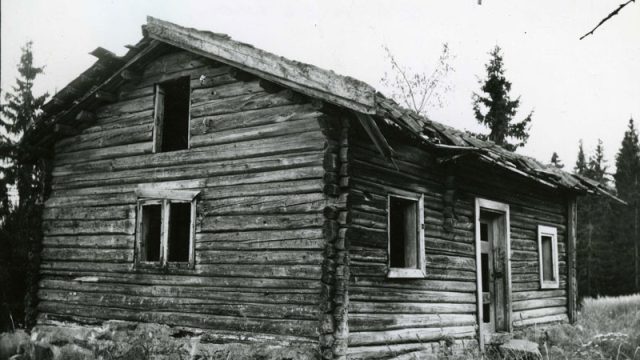 Sørmostua under Kløvstad, Gran – Foto: Randsfjordmuseene AS Skadet/falleferdig hus