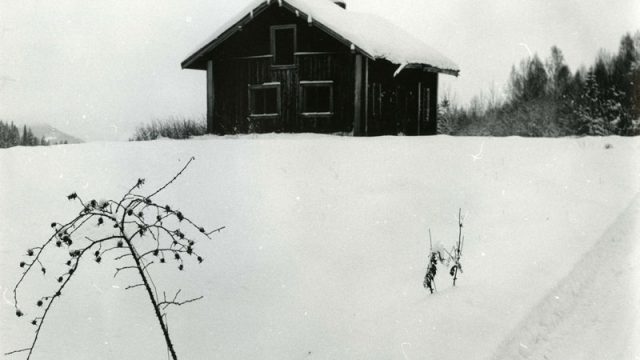 Plassen Lure under Klæstad i Gran, ca 1980 – Foto: Randsfjordmuseene AS Hus i distansen på vinteren