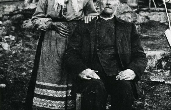 Anne og Torsten Hasledalen på plassen Lere i Brandbu – Foto: Randsfjordmuseene AS Eldre mann og kvinne