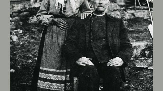 Anne og Torsten Hasledalen på plassen Lere i Brandbu – Foto: Randsfjordmuseene AS Eldre mann og kvinne