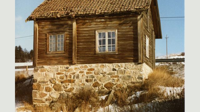 Ivistua under Røken, 1984 – Foto: Trond Skjøtskift / Randsfjordmuseene AS Lite hus i bakke