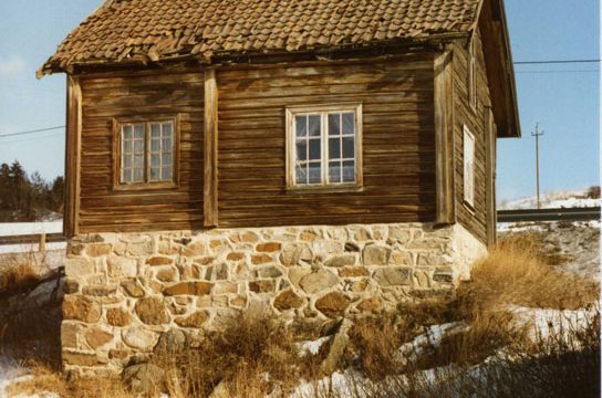 Ivistua under Røken, 1984 – Foto: Trond Skjøtskift / Randsfjordmuseene AS Lite hus i bakke