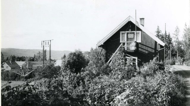 Kitilstua under Opperud i Jevnaker – Fotograf: Per Ole Rønning, Foto: Per Ole Rønning / Randsfjordmuseene AS Hus med biske kratt foran