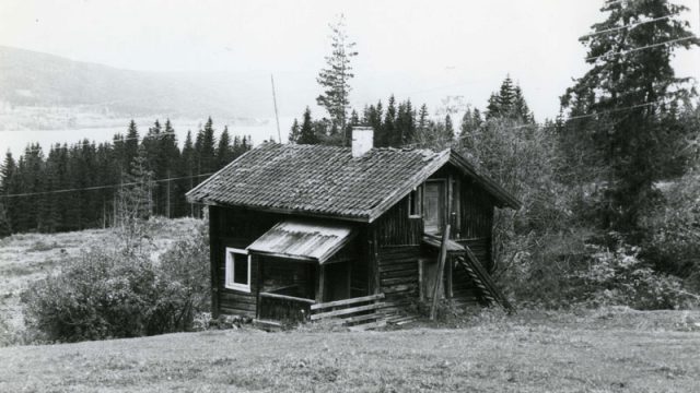 Bakken under Hauger i Jevnaker, 1980 – Fotograf: Per Ole Rønning, Foto: Per Ole Rønning / Randsfjordmuseene AS Lite hus/stabbur