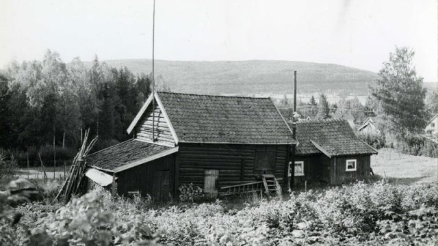 Kitilstua under Opperud i Jevnaker – Fotograf: Per Ole Rønning, Foto: Per Ole Rønning / Randsfjordmuseene AS Hus ved et jorde