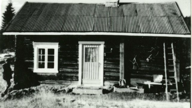 Stua på plassen Bakken under Harestuødegarden, 1990 – Foto: Randsfjordmuseene AS Lite hus