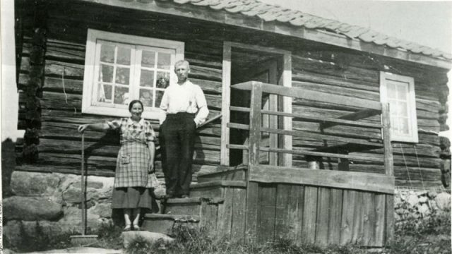 Grymyrbakken i Vestre Gran, ca 1940 – Foto: Anna Kristine Stubberud / Randsfjordmuseene AS Mann og kvinne foran hus
