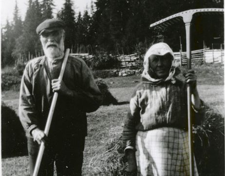 Husmannsfolket på Olimbsbråten – Foto: Randsfjordmuseene AS Eldre mann og kvinne med gårds verktøy
