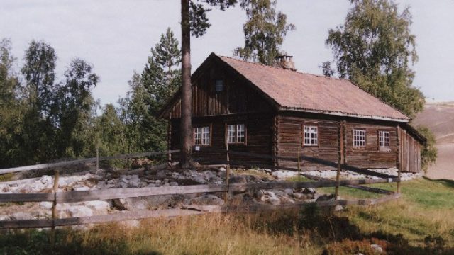 Hoffsbakken i Snertingdal - "Sjurstuen" fra husmannsplassen Hoffsbakken i Snertingdal. Blant annet ble Olaf Hoffsbakken født her. Bygningen er flyttet og satt opp igjen på Eiktunet hvor bildet er tatt. – Foto: Mjøsmuseet Hus på en høyde