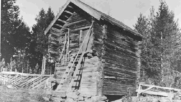 Husmannsplassen Kvernerud i Aust-Torpa ca. 1916. Kvernerud var en forholdsvis god plass. De hadde stabbur som fremdeles står på stedet – Foto: Randsfjordmuseene AS Stabbur i en bakke