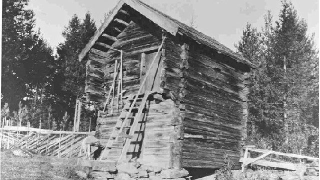 Husmannsplassen Kvernerud i Aust-Torpa ca. 1916. Kvernerud var en forholdsvis god plass. De hadde stabbur som fremdeles står på stedet – Foto: Randsfjordmuseene AS Stabbur i en bakke