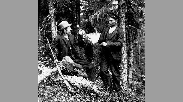 Jaktbilde – Fotograf: Lars Bleken, Foto: Randsfjordmuseene AS To menn viser frem jakt suksessen