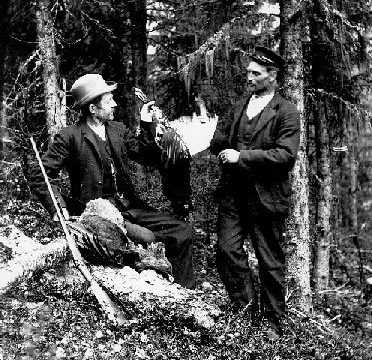 Jaktbilde – Fotograf: Lars Bleken, Foto: Randsfjordmuseene AS To menn viser frem jakt suksessen
