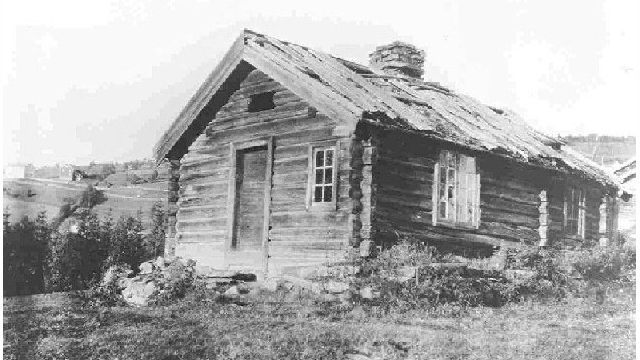 Husmannsplassen Kvernerud i Aust-Torpa ca. 1916 – Foto: Randsfjordmuseene AS Hus ved et jorde