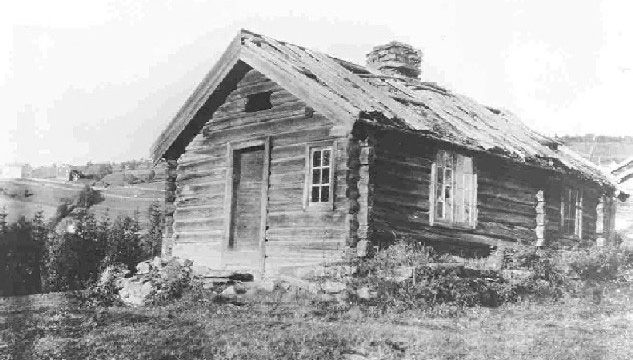 Husmannsplassen Kvernerud i Aust-Torpa ca. 1916 – Foto: Randsfjordmuseene AS Hus ved et jorde