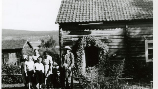 Odden – Foto: Randsfjordmuseene AS Stor familie foran et hus