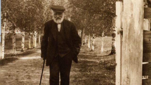 Odden – Foto: Randsfjordmuseene AS Eldre mann som går gjennom en park