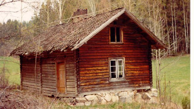 Øver Lere, 1983 – Fotograf: Trond Skjøtskift, Foto: Randsfjordmuseene AS Brunt hus i skogen