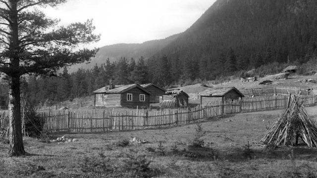 Forordninga fra 1752 skilte mellom husmannsplasser ryddet i innmark og i utmark. For de siste ble det krevd skriftlige kontrakter. Slettmoen i Sel var en slik plass. – (Foto: Hans H. Lie, Maihaugen - SS-HHL-16602) Bygninger med gjerder rundt på åpen plass og med skog og dalføre rundt