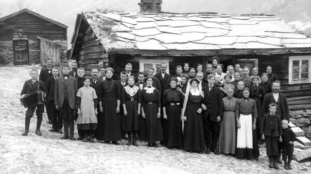Bryllup – (Foto: Hans H. Lie, Maihaugen - SS-HHL-16876) Stor gruppe bryllupsgjester, inkludert mann og kone, poserer foran kamera på vinteren utendørs