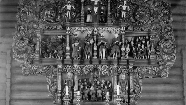 Altertavla Lesja kyrkje. Mange husmenn var dyktige håndverkere. Altertavla er skåret av Jakup Bersveinsson Klukstad, trolig født på husmannsplassen Rødningen under Garmo i Lom. Jakup klarte å komme seg vekk fra husmannskåra og bygslet gården Klukstad på Lesja. – (Foto: Hans H. Lie, Maihaugen - SS-HJL-0266) Altertavle