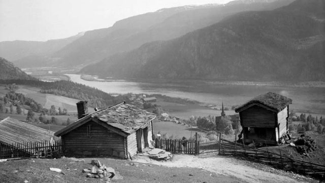 Plassen ligger høyt og fritt ovenfor Ringebu Kirke. Bildet er tatt ca. 1925. – (Foto: Jørgen N. Elstad, Maihaugen - SS-JNE-5555) Setergrend eller småbruk med god utsikt over dalen
