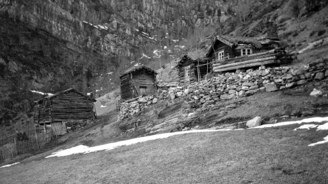 Husmannsplassen Skar i Sør-Fron. Navnet på plassen kunne ofte fortelle om beliggenhet eller andre forhold. – (Foto: Pål Kluften, Maihaugen - SS-PK-0300) Setergrend eller småbruk i en skarp bakke ved en fjellside